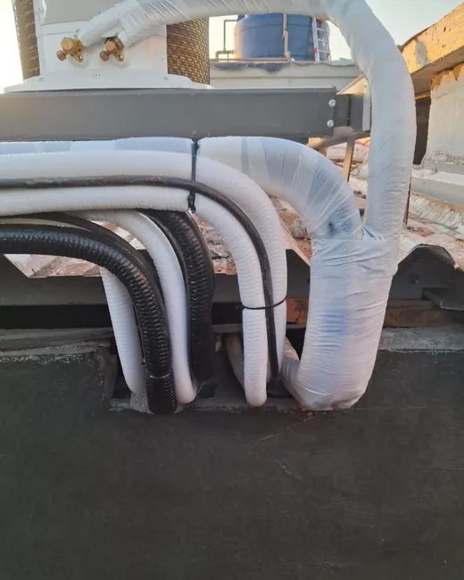 Linhas frigoríficas com isolamento térmico contínuo.