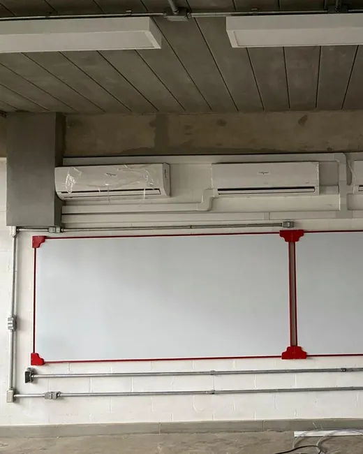 Unidades instaladas em ambiente comercial amplo.