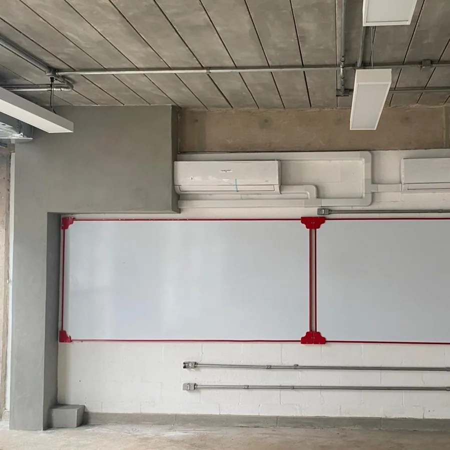 Unidades instaladas em ambiente comercial amplo com infraestrutura aparente.