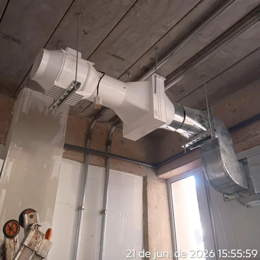 Duto e difusor instalados no forro de um ambiente em obra.