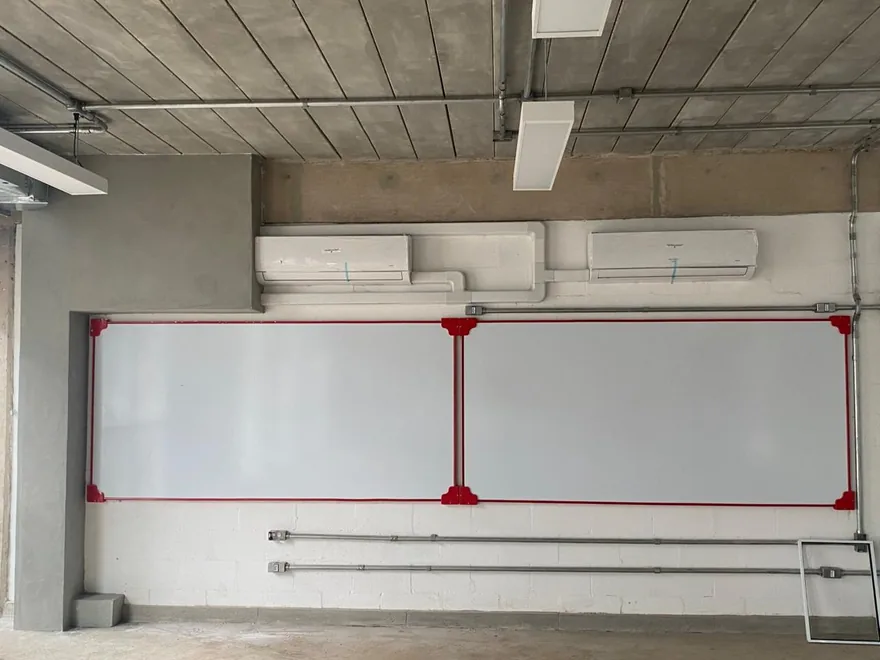 Unidades de ar-condicionado instaladas em ambiente comercial com infraestrutura aparente.